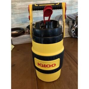 igloo insulated drinking cooler 1/2 gallon with handle good condition